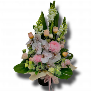 light-pink-flower-arrangemenr